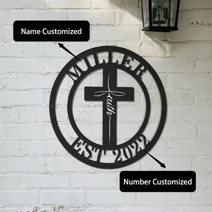 Christianartworkshop Decorazione murale circolare in metallo con croce della fede personalizzabile con nome e anno: simbolo di grazia condivisa in famiglia. - image 0