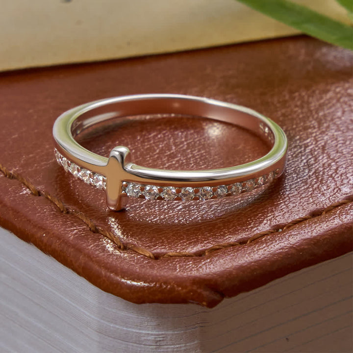 Christianartworkshop Anello sottile in argento sterling con croce laterale in rilievo e mezzo pavé di zirconi: emblema di dolce guida celeste. - Argento - US 10 - image 3
