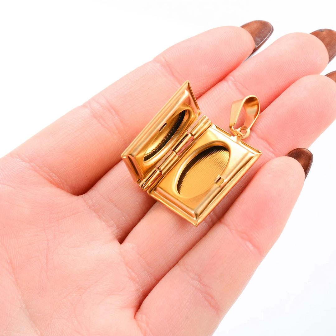 Christianartworkshop Collana con ciondolo a forma di croce di Gesù e medaglione a libro con cerniera. - image 3