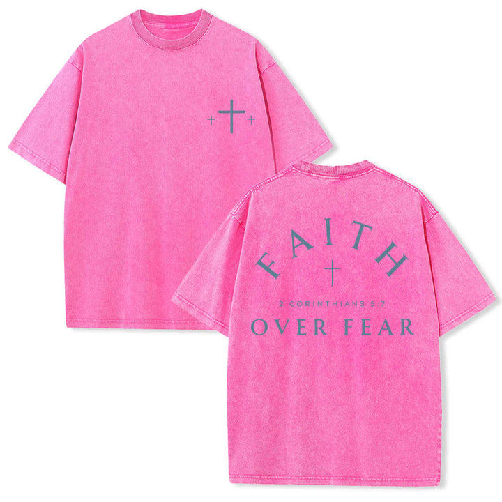 Christianartworkshop T-shirt lavata con stampa su entrambi i lati di una croce con la scritta "Fede contro la paura" e una croce. - Rosa - 5XL - image 0