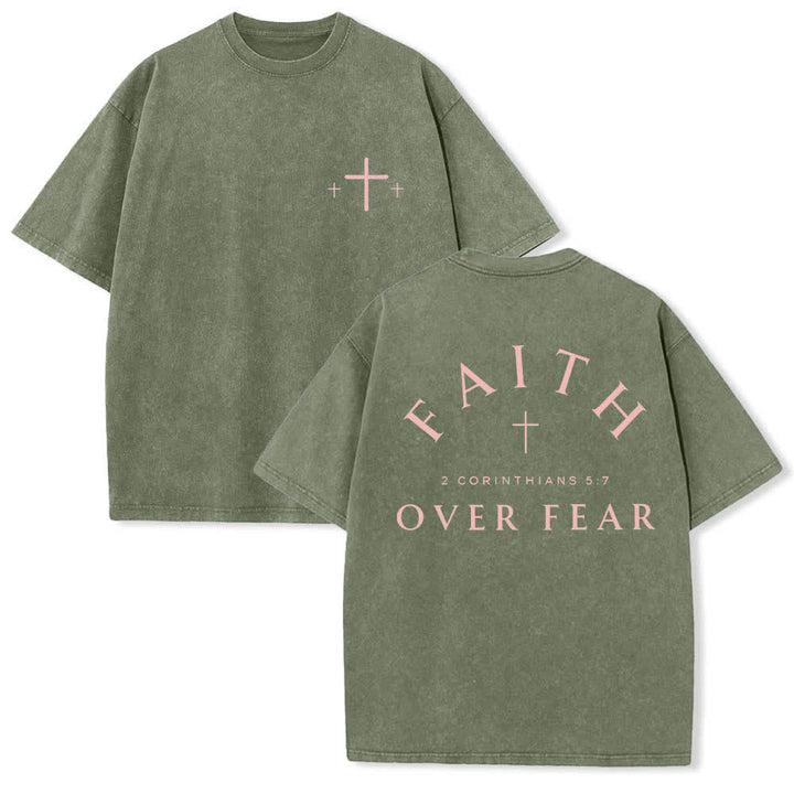 Christianartworkshop T-shirt lavata con stampa su entrambi i lati di una croce con la scritta "Fede contro la paura" e una croce. - Verde militare - 5XL - image 3