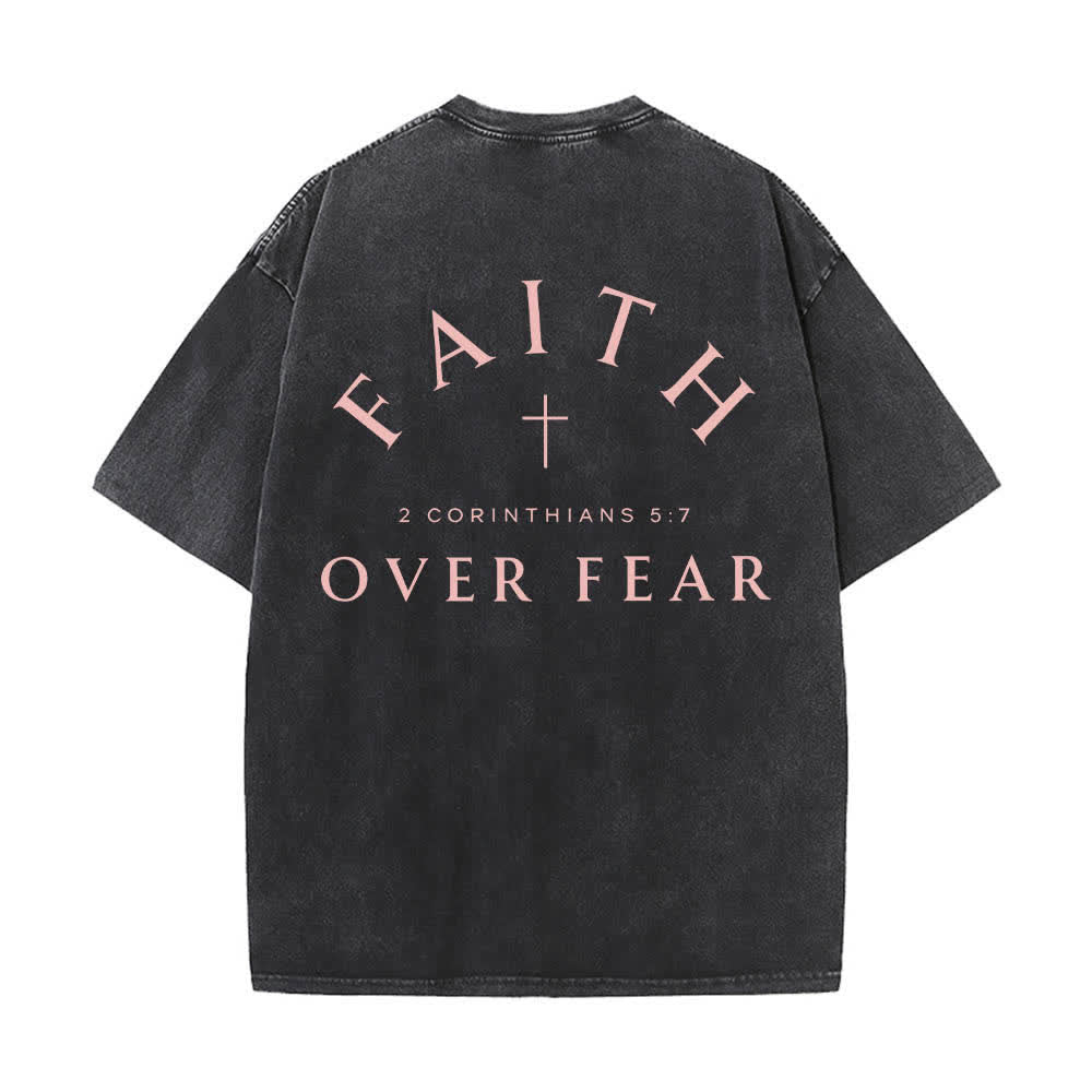 Christianartworkshop T-shirt lavata con stampa su entrambi i lati di una croce con la scritta "Fede contro la paura" e una croce. - image 19