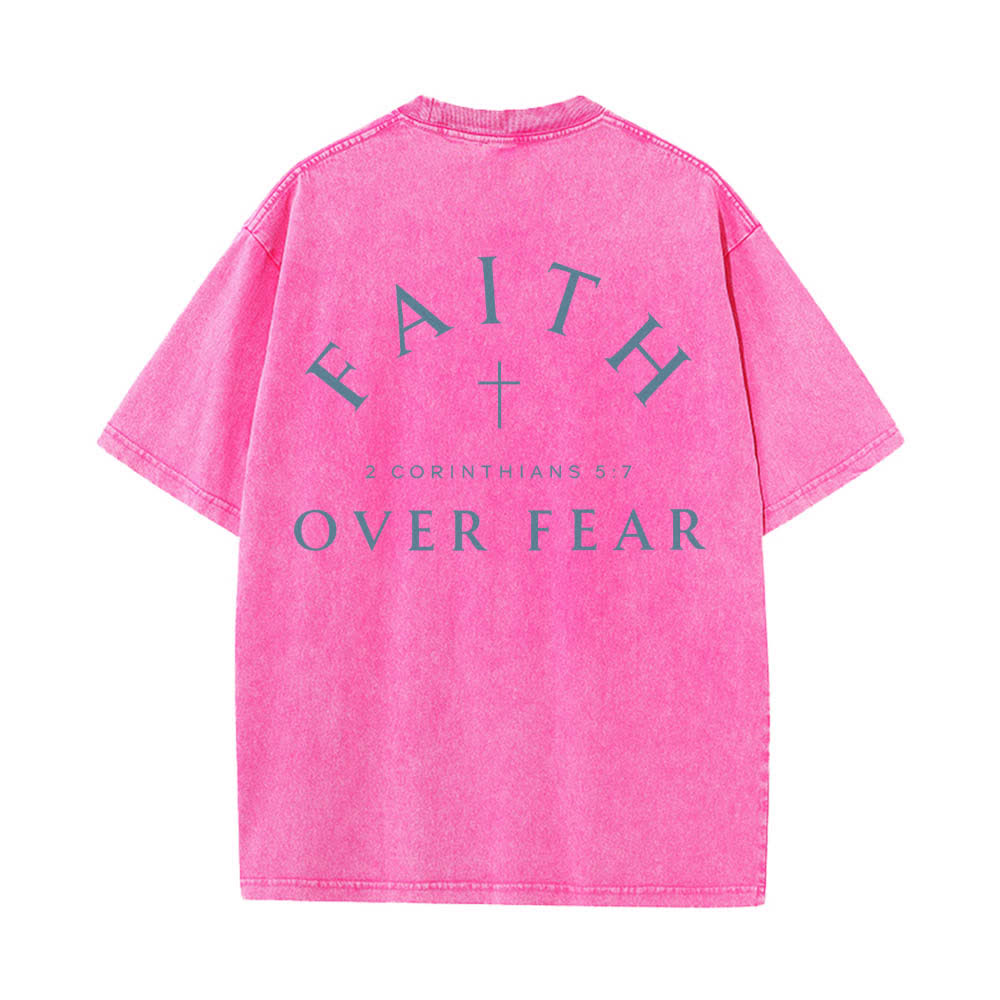 Christianartworkshop T-shirt lavata con stampa su entrambi i lati di una croce con la scritta "Fede contro la paura" e una croce. - image 1