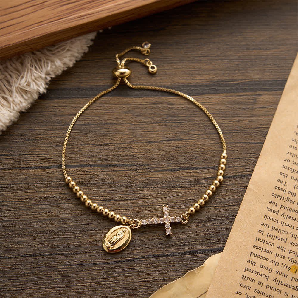 Christianartworkshop Mini bracciale regolabile con perline dorate, croce con zirconi incastonati e medaglione della Madonna e di San Benedetto - Nostra Signora - image 2