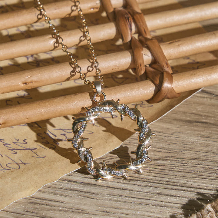 Christianartworkshop Collana con pendente a corona di spine a cerchio aperto con zirconi incastonati: emblema della sacra grazia redentrice. - D'oro - image 3