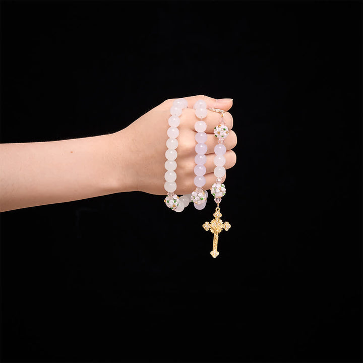 Christianartworkshop Rosario con perline di vetro a motivi floreali, sfumature di rosa, lavanda e bianco latte, croce con strass e medaglione della Madonna. - image 1