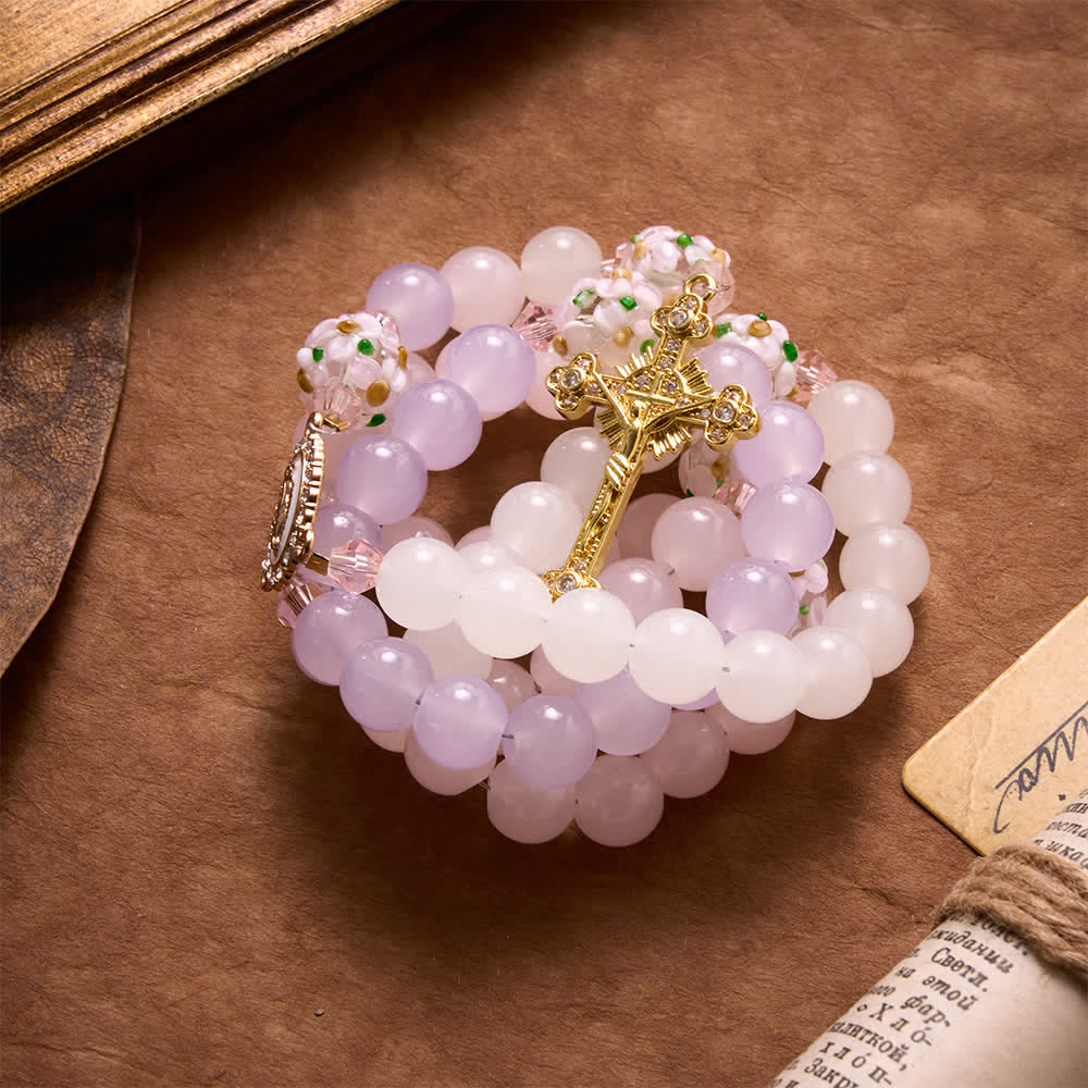 Christianartworkshop Rosario con perline di vetro a motivi floreali, sfumature di rosa, lavanda e bianco latte, croce con strass e medaglione della Madonna. - image 4