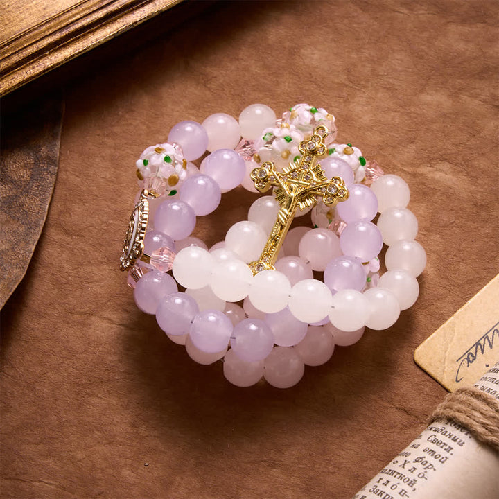 Christianartworkshop Rosario con perline di vetro a motivi floreali, sfumature di rosa, lavanda e bianco latte, croce con strass e medaglione della Madonna. - image 4