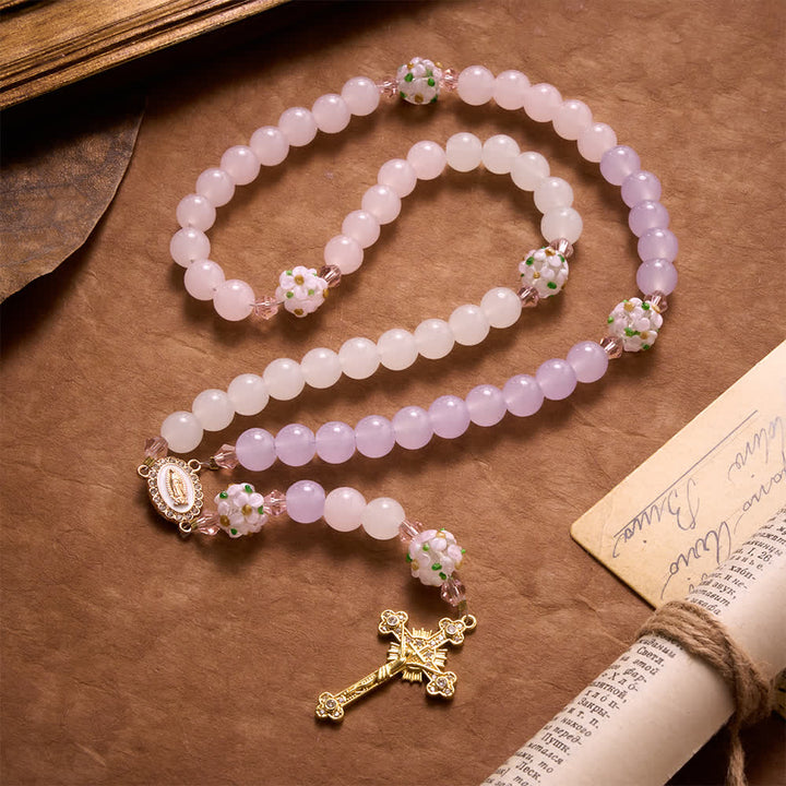 Christianartworkshop Rosario con perline di vetro a motivi floreali, sfumature di rosa, lavanda e bianco latte, croce con strass e medaglione della Madonna. - image 5