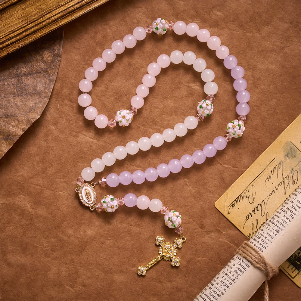 Christianartworkshop Rosario con perline di vetro a motivi floreali, sfumature di rosa, lavanda e bianco latte, croce con strass e medaglione della Madonna. - image 3