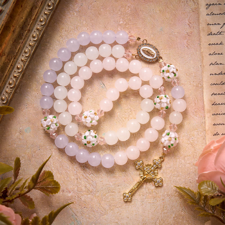 Christianartworkshop Rosario con perline di vetro a motivi floreali, sfumature di rosa, lavanda e bianco latte, croce con strass e medaglione della Madonna. - Rosario floreale sui toni del rosa - image 0