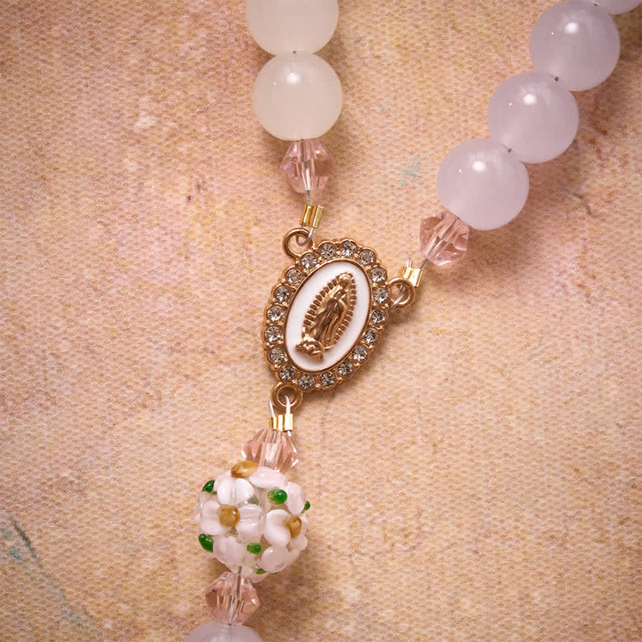Christianartworkshop Rosario con perline di vetro a motivi floreali, sfumature di rosa, lavanda e bianco latte, croce con strass e medaglione della Madonna. - image 7