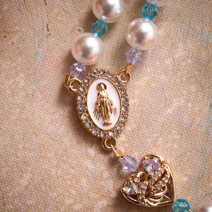 Christianartworkshop Rosario lucido con perle artificiali, ciondoli a forma di cigno e cuore con strass, medaglia della Madonna e crocifisso gioiello. - image 6
