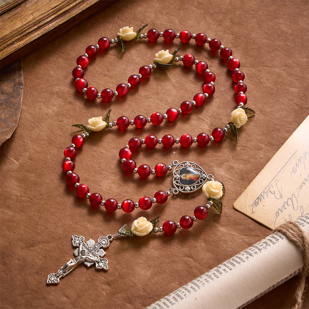 Christianartworkshop Rosario della Divina Misericordia con perline di resina rossa, ciondoli a forma di foglia di rosa color crema e crocifisso vintage. - Rosario della Divina Misericordia Rosso - image 0