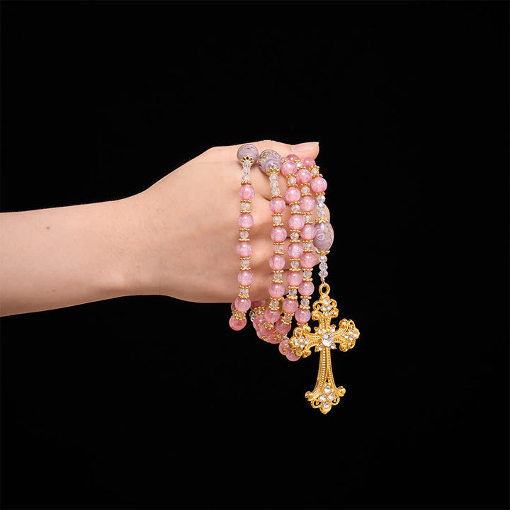 Christianartworkshop Rosario di lusso con perline di vetro rosa glitterate a forma di fiore, ciondolo a forma di cuore della Madonna e croce dorata: emblema di dolce purezza celeste. - image 1