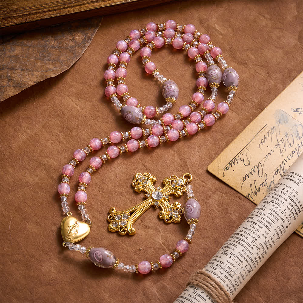 Christianartworkshop Rosario di lusso con perline di vetro rosa glitterate a forma di fiore, ciondolo a forma di cuore della Madonna e croce dorata: emblema di dolce purezza celeste. - image 2