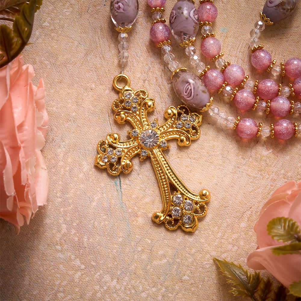 Christianartworkshop Rosario di lusso con perline di vetro rosa glitterate a forma di fiore, ciondolo a forma di cuore della Madonna e croce dorata: emblema di dolce purezza celeste. - image 7