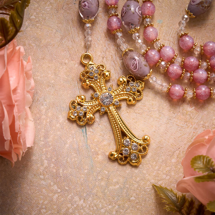 Christianartworkshop Rosario di lusso con perline di vetro rosa glitterate a forma di fiore, ciondolo a forma di cuore della Madonna e croce dorata: emblema di dolce purezza celeste. - image 7