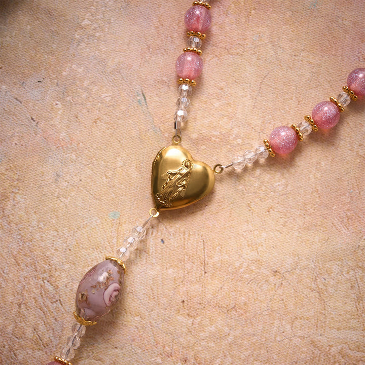 Christianartworkshop Rosario di lusso con perline di vetro rosa glitterate a forma di fiore, ciondolo a forma di cuore della Madonna e croce dorata: emblema di dolce purezza celeste. - image 6