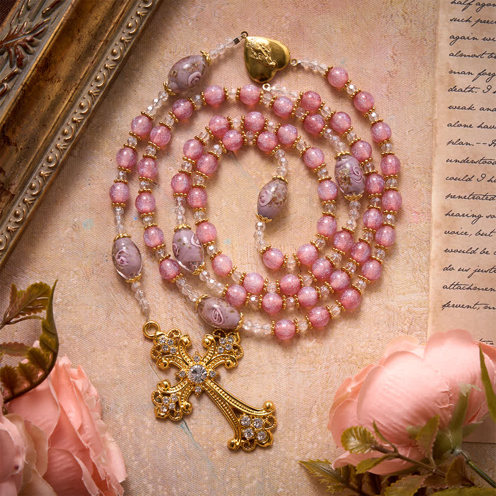 Christianartworkshop Rosario di lusso con perline di vetro rosa glitterate a forma di fiore, ciondolo a forma di cuore della Madonna e croce dorata: emblema di dolce purezza celeste. - Rosario floreale rosa - image 0