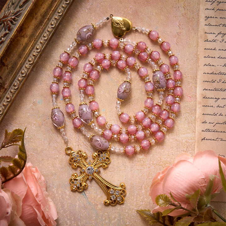 Christianartworkshop Rosario di lusso con perline di vetro rosa glitterate a forma di fiore, ciondolo a forma di cuore della Madonna e croce dorata: emblema di dolce purezza celeste. - Rosario floreale rosa - image 0