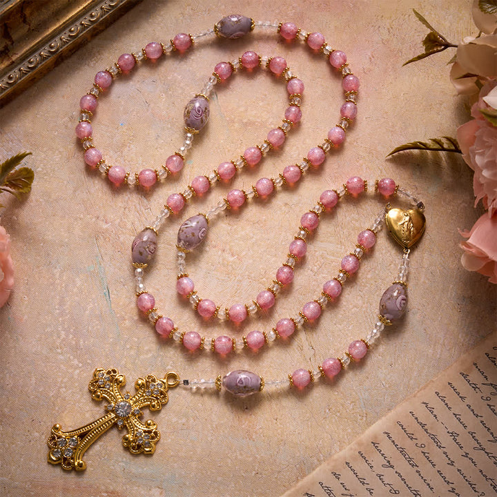 Christianartworkshop Rosario di lusso con perline di vetro rosa glitterate a forma di fiore, ciondolo a forma di cuore della Madonna e croce dorata: emblema di dolce purezza celeste. - image 3