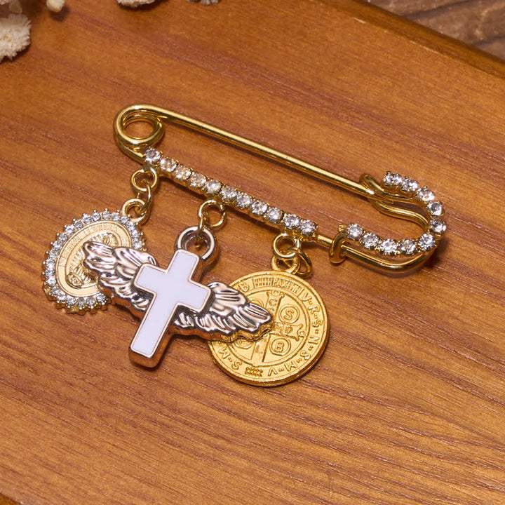 Christianartworkshop Spilla con strass e ciondoli raffiguranti la Madonna, la croce e San Benedetto: emblema di dolce rifugio celeste. - San Benedetto - image 3