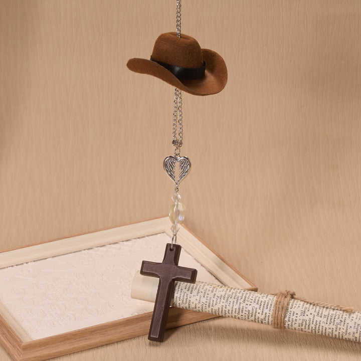 Christianartworkshop Ciondolo per auto in legno con croce, ala d'angelo e cappello da cowboy: simbolo senza tempo di fedele protezione celeste. - image 1