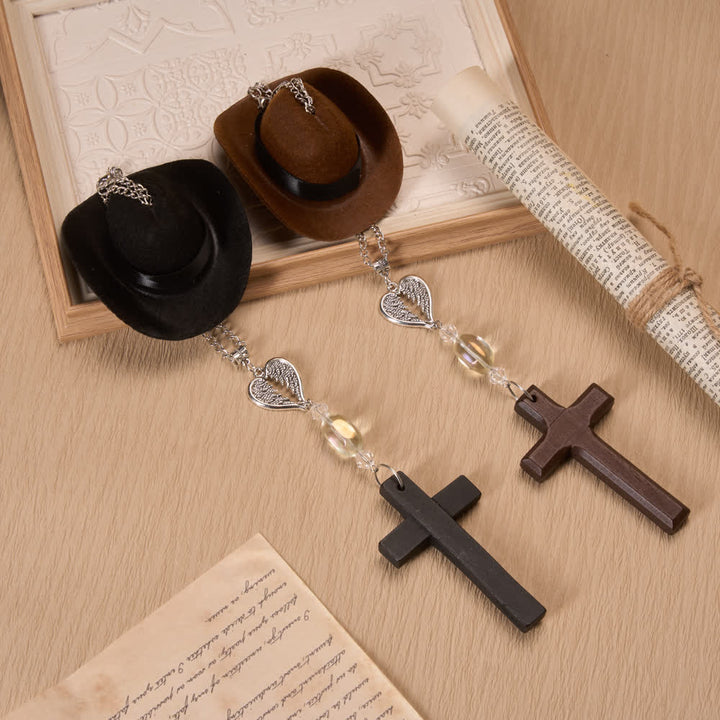 Christianartworkshop Ciondolo per auto in legno con croce, ala d'angelo e cappello da cowboy: simbolo senza tempo di fedele protezione celeste. - image 2