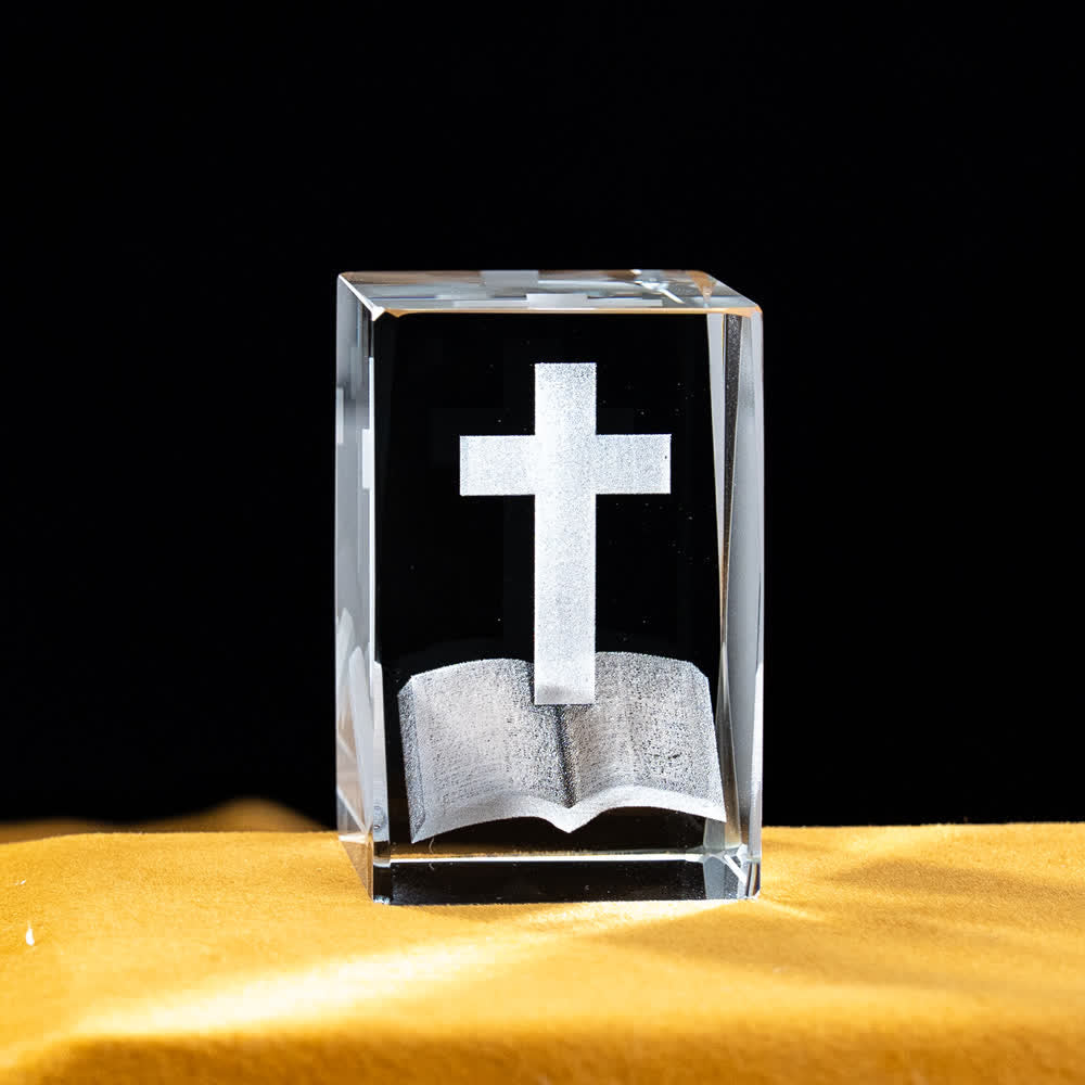 Christianartworkshop Statuetta sacra in cristallo incisa con design multipli, ideale per esposizione su scrivania e decorazione devozionale della casa. - La Sacra Bibbia - 5x5x8cm - image 1