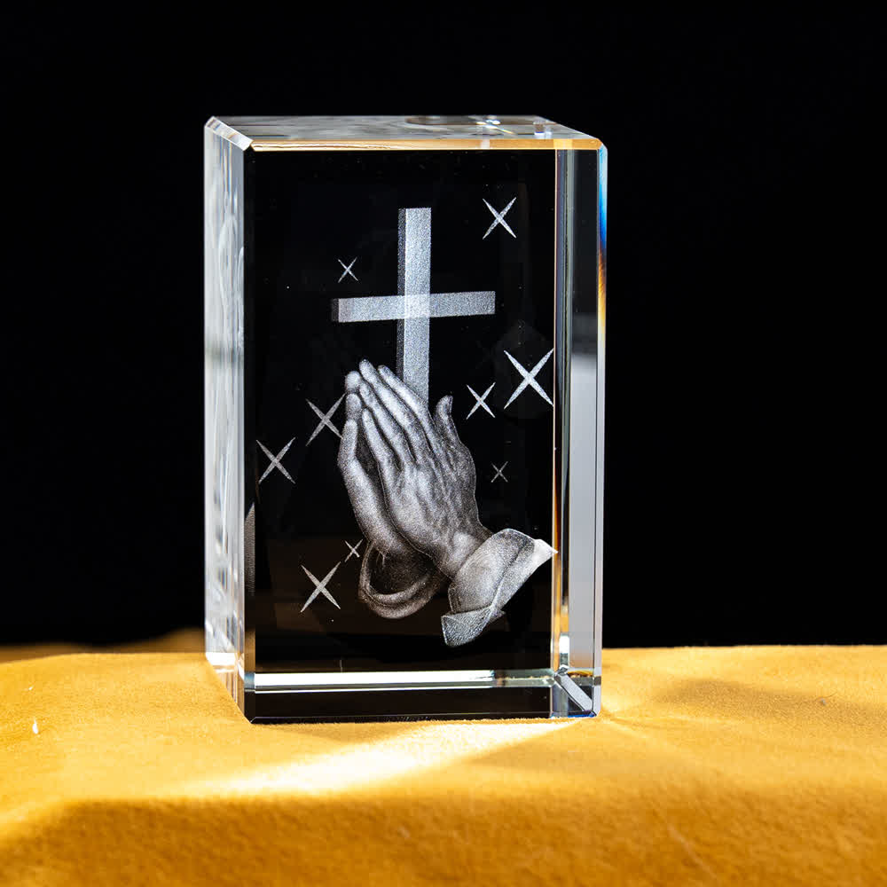 Christianartworkshop Statuetta sacra in cristallo incisa con design multipli, ideale per esposizione su scrivania e decorazione devozionale della casa. - Mani in preghiera con la croce - 5x5x8cm - image 0