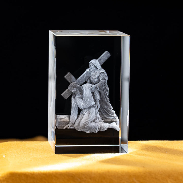 Christianartworkshop Statuetta sacra in cristallo incisa con design multipli, ideale per esposizione su scrivania e decorazione devozionale della casa. - Gesù che porta la croce con Maria - 5x5x8cm - image 17