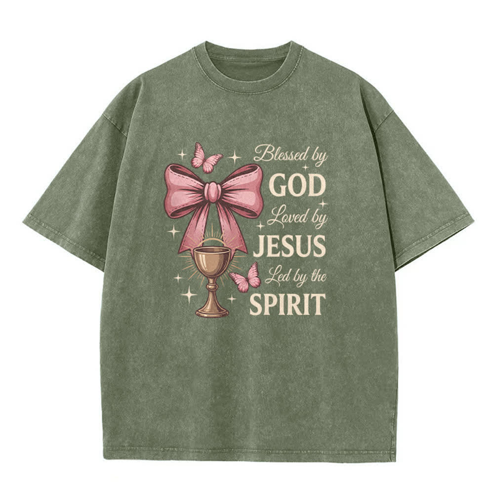 Christianartworkshop T-shirt vintage lavata con grafica "Blessed by God Bow Chalice Butterfly Script". - Verde militare - 5XL - image 1