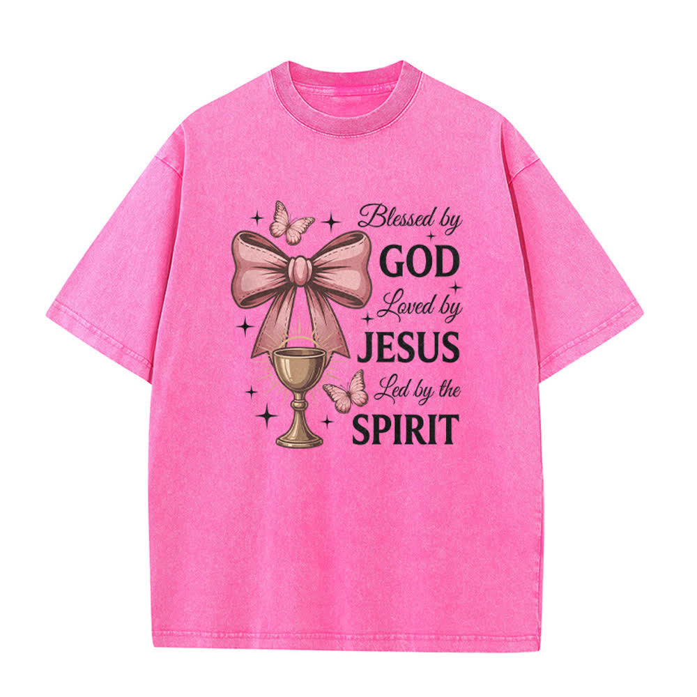 Christianartworkshop T-shirt vintage lavata con grafica "Blessed by God Bow Chalice Butterfly Script". - Rosa - 5XL - image 0