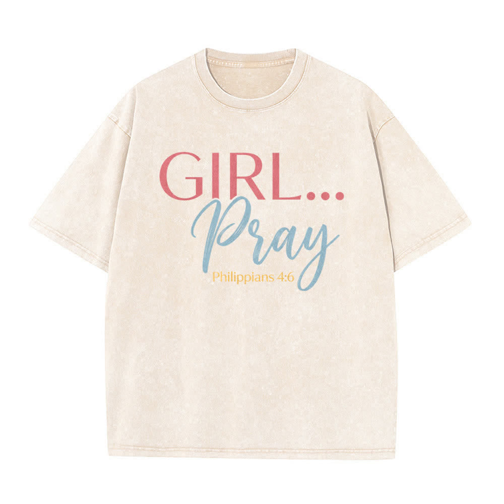 Christianartworkshop Maglietta casual lavata con stampa frontale vintage "Ragazza in preghiera Filippesi 4:6" e font misti. - Beige - 5XL - image 0
