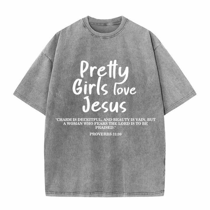 Christianartworkshop Maglietta lavata con stampa frontale a doppio carattere delle Scritture "Pretty Girls Love Jesus" (Proverbi 31:30) - Grigio - 5XL - image 3