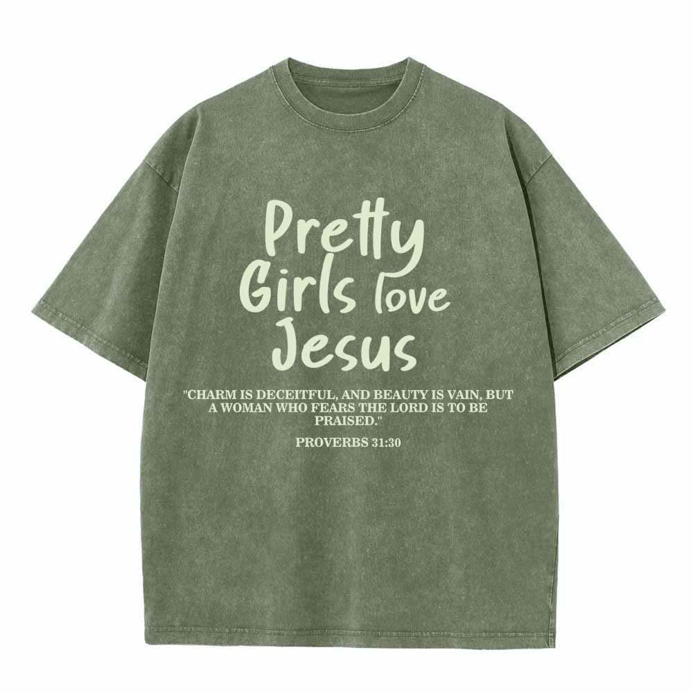 Christianartworkshop Maglietta lavata con stampa frontale a doppio carattere delle Scritture "Pretty Girls Love Jesus" (Proverbi 31:30) - Verde militare - 5XL - image 0