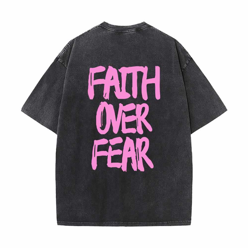 Christianartworkshop Maglietta lavata con stampa frontale mini e testo grande sul retro, con scritta "Faith Over Fear" e pennellate, ideale per la campagna. - image 25
