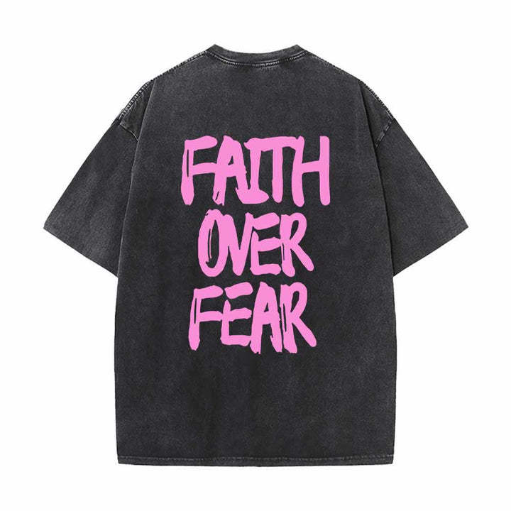 Christianartworkshop Maglietta lavata con stampa frontale mini e testo grande sul retro, con scritta "Faith Over Fear" e pennellate, ideale per la campagna. - image 25