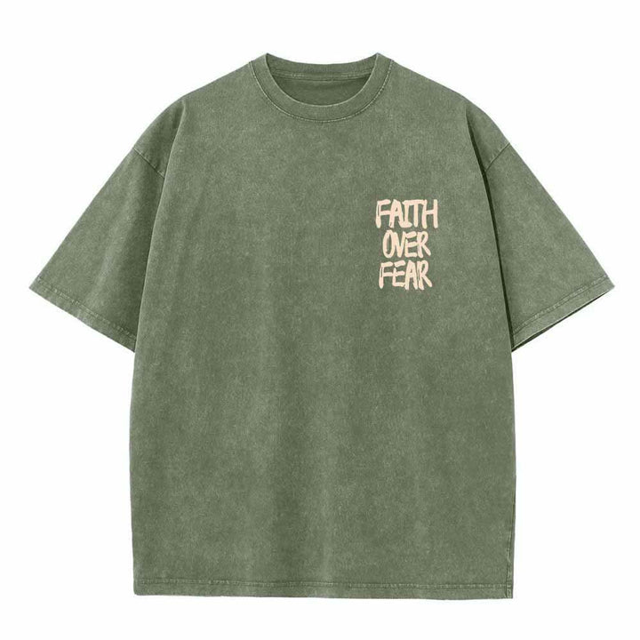 Christianartworkshop Maglietta lavata con stampa frontale mini e testo grande sul retro, con scritta "Faith Over Fear" e pennellate, ideale per la campagna. - image 11