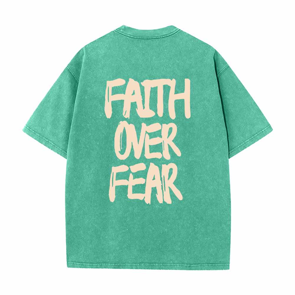 Christianartworkshop Maglietta lavata con stampa frontale mini e testo grande sul retro, con scritta "Faith Over Fear" e pennellate, ideale per la campagna. - image 22