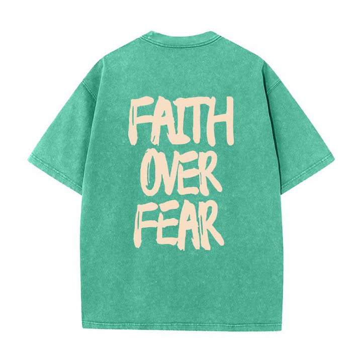 Christianartworkshop Maglietta lavata con stampa frontale mini e testo grande sul retro, con scritta "Faith Over Fear" e pennellate, ideale per la campagna. - image 22