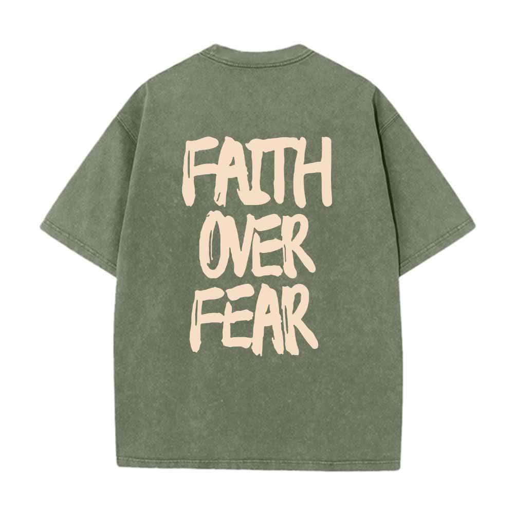 Christianartworkshop Maglietta lavata con stampa frontale mini e testo grande sul retro, con scritta "Faith Over Fear" e pennellate, ideale per la campagna. - image 10