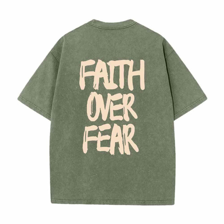 Christianartworkshop Maglietta lavata con stampa frontale mini e testo grande sul retro, con scritta "Faith Over Fear" e pennellate, ideale per la campagna. - image 10
