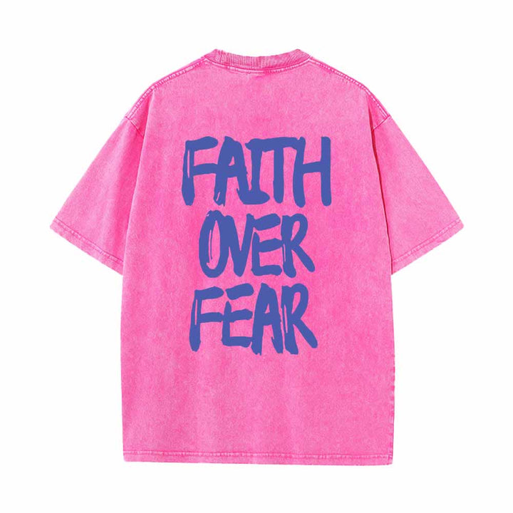 Christianartworkshop Maglietta lavata con stampa frontale mini e testo grande sul retro, con scritta "Faith Over Fear" e pennellate, ideale per la campagna. - image 7