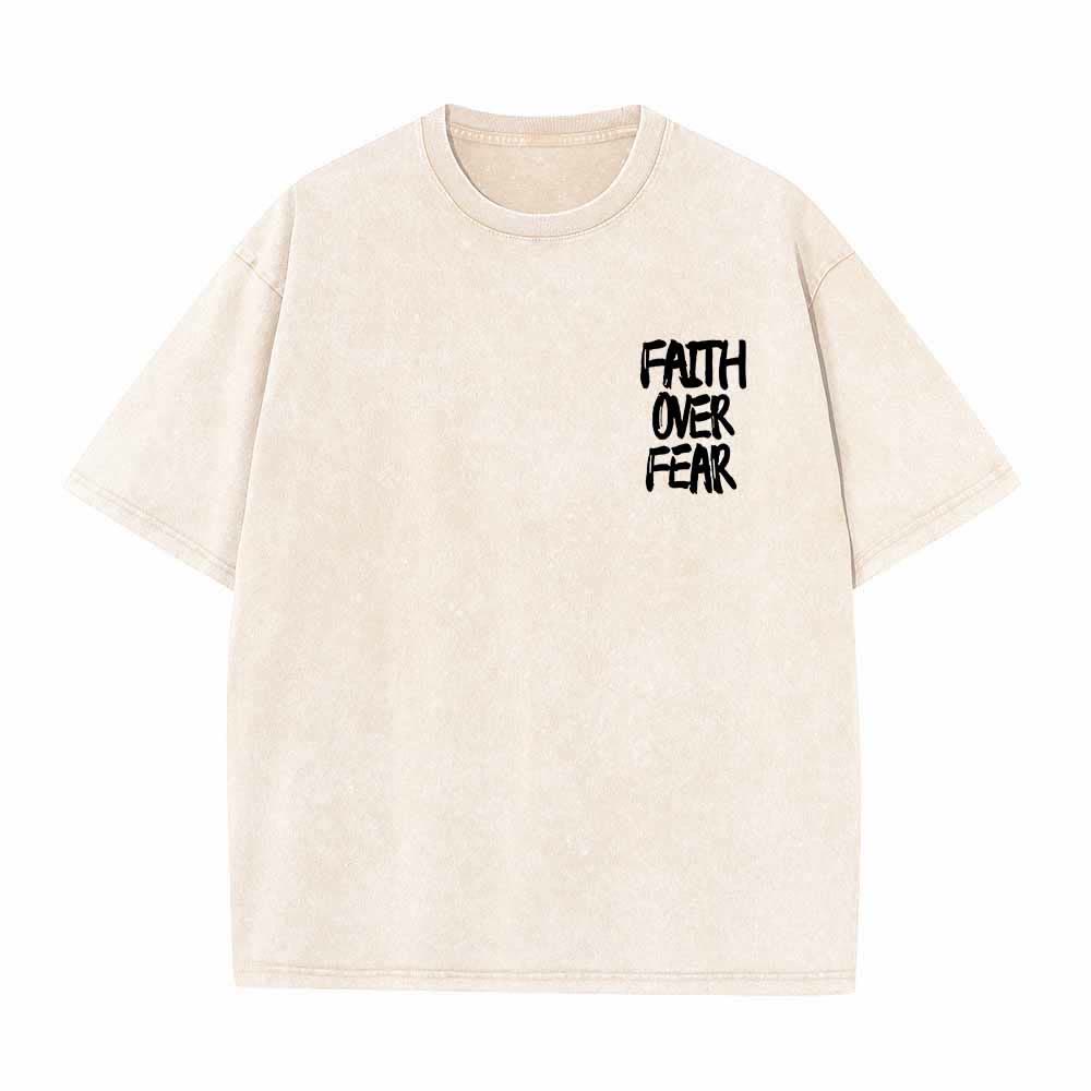 Christianartworkshop Maglietta lavata con stampa frontale mini e testo grande sul retro, con scritta "Faith Over Fear" e pennellate, ideale per la campagna. - image 2