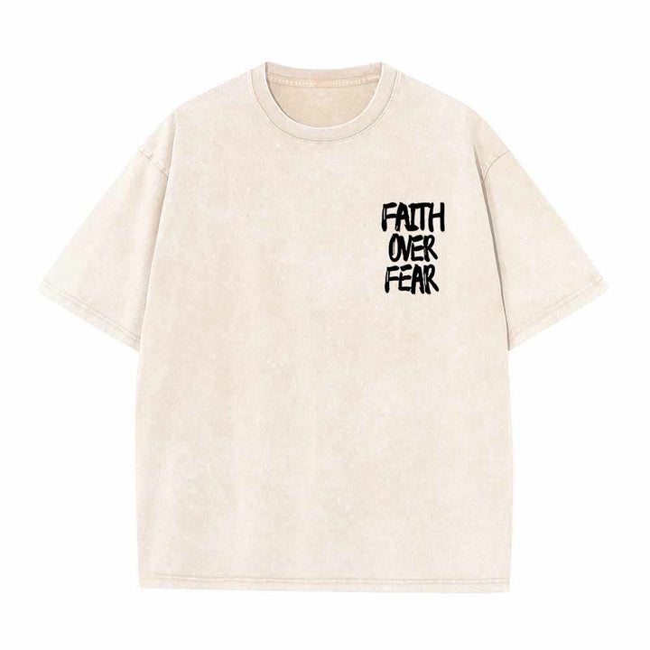 Christianartworkshop Maglietta lavata con stampa frontale mini e testo grande sul retro, con scritta "Faith Over Fear" e pennellate, ideale per la campagna. - image 2