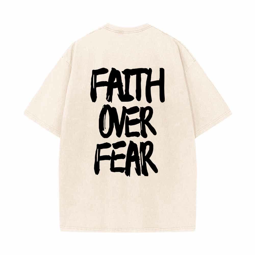 Christianartworkshop Maglietta lavata con stampa frontale mini e testo grande sul retro, con scritta "Faith Over Fear" e pennellate, ideale per la campagna. - image 1