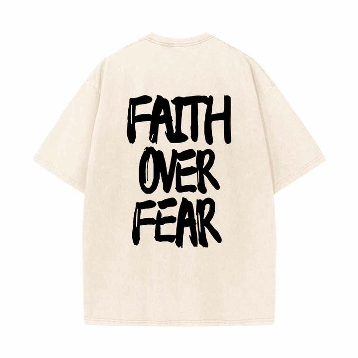 Christianartworkshop Maglietta lavata con stampa frontale mini e testo grande sul retro, con scritta "Faith Over Fear" e pennellate, ideale per la campagna. - image 1