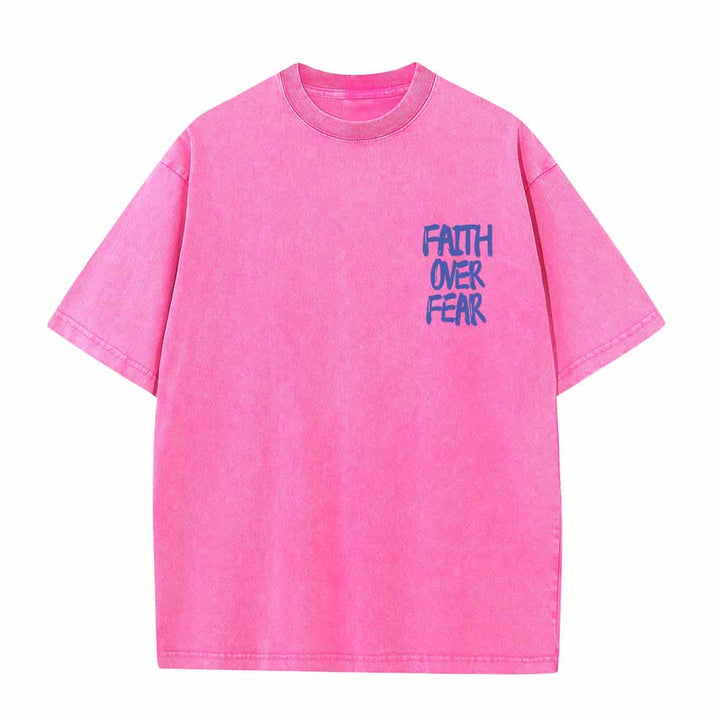 Christianartworkshop Maglietta lavata con stampa frontale mini e testo grande sul retro, con scritta "Faith Over Fear" e pennellate, ideale per la campagna. - image 8